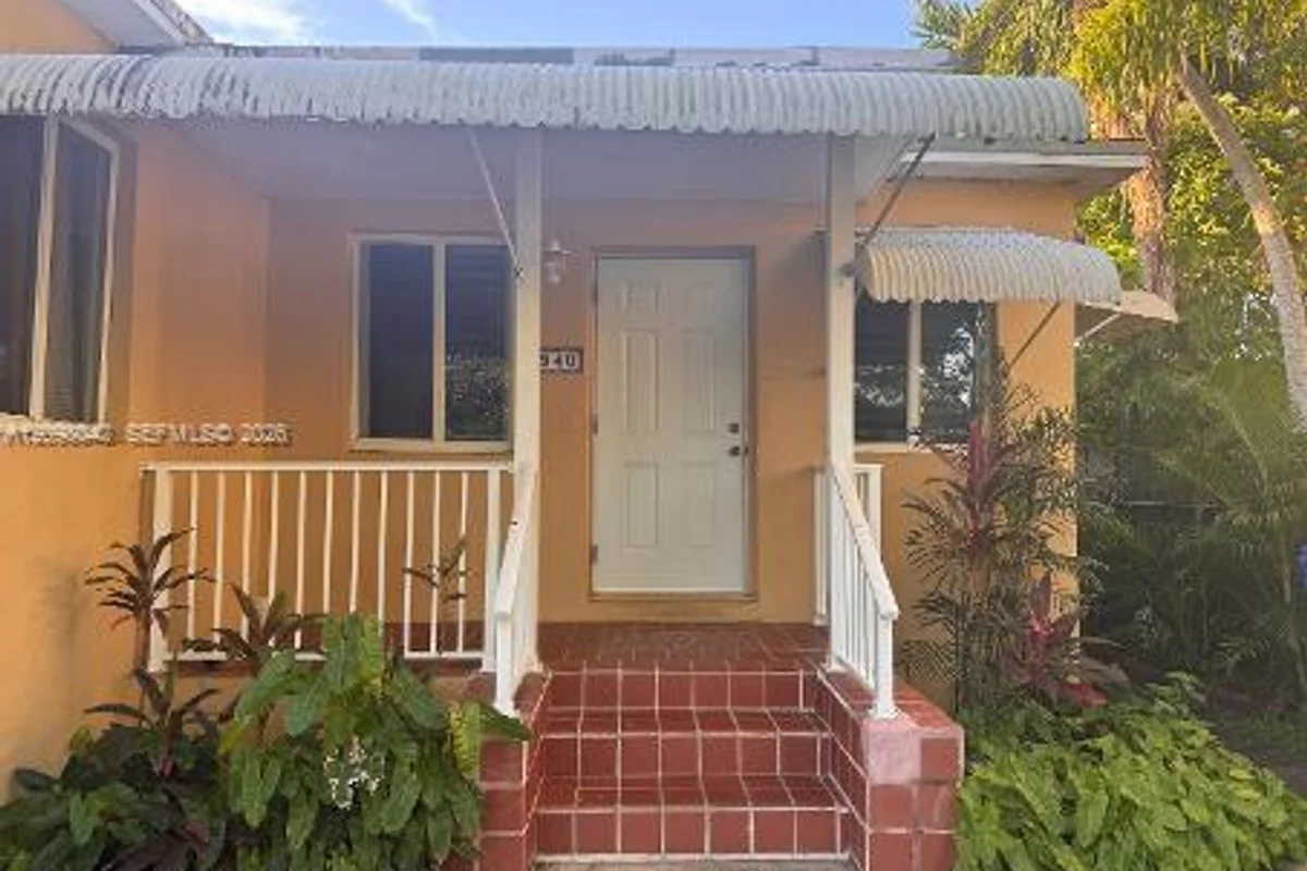 5940 SW 7th St, Miami: photo 1 of 11