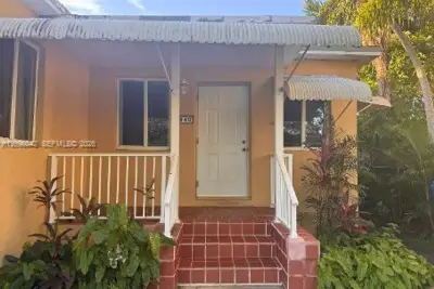 5940 SW 7th St, Miami: photo 1 of 11
