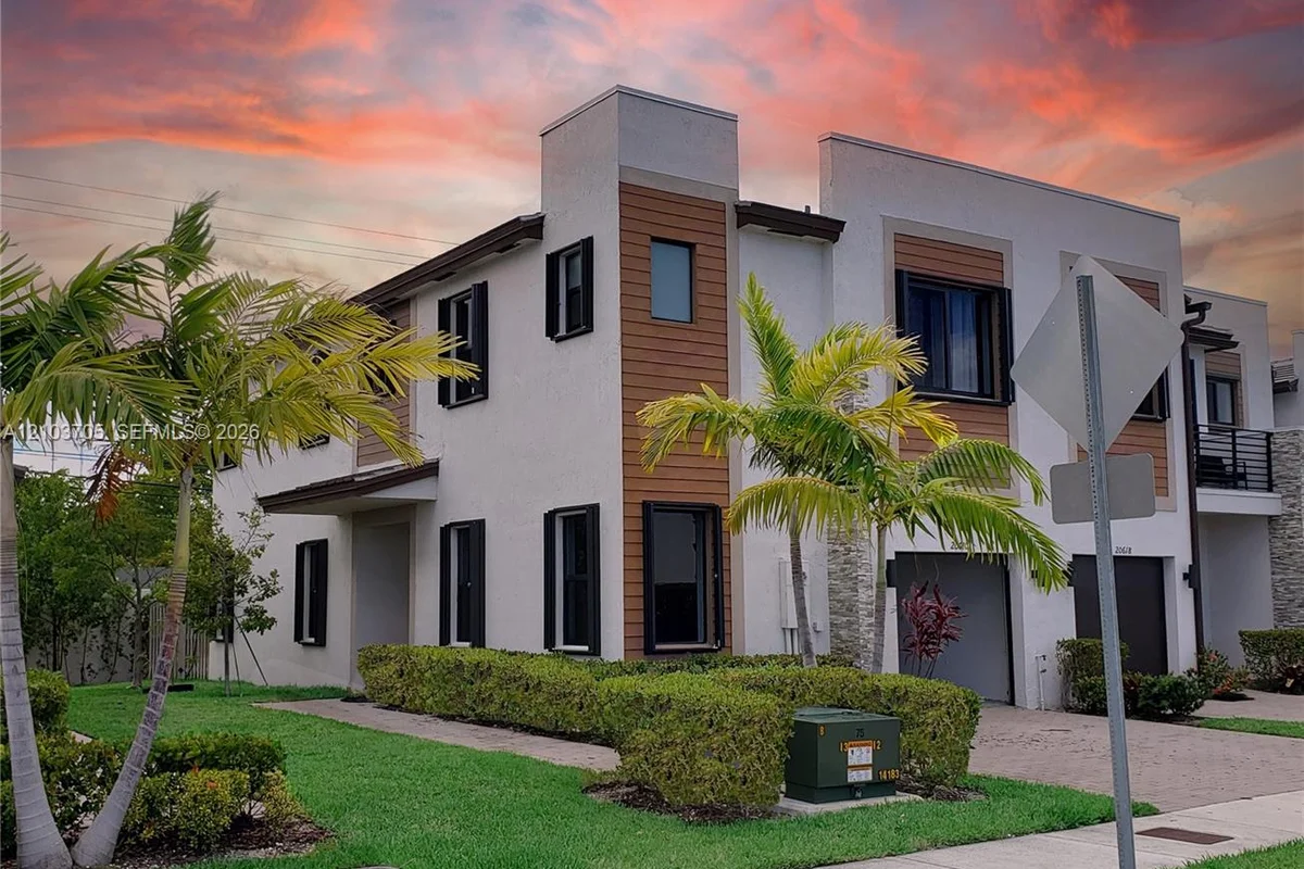 20610 NE 2nd Ct, Miami: photo 1 of 28