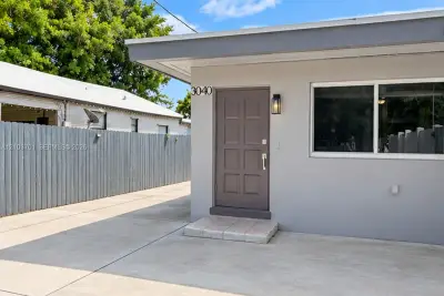 3040 NW 27th St, Miami: photo 1 of 18
