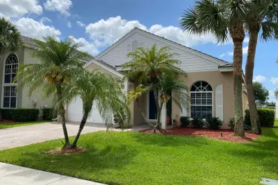 325 Berenger Walk, Royal Palm Beach: photo 1 of 43