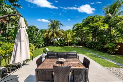 945 NE 82nd St, Miami: photo 1 of 43