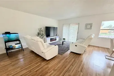 17901 NW 68th Ave #R209, Hialeah: photo 1 of 11