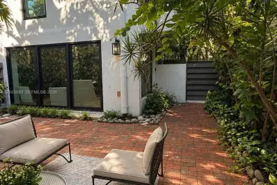 3042 SW 27th Ave #8, Miami: photo 1 of 15