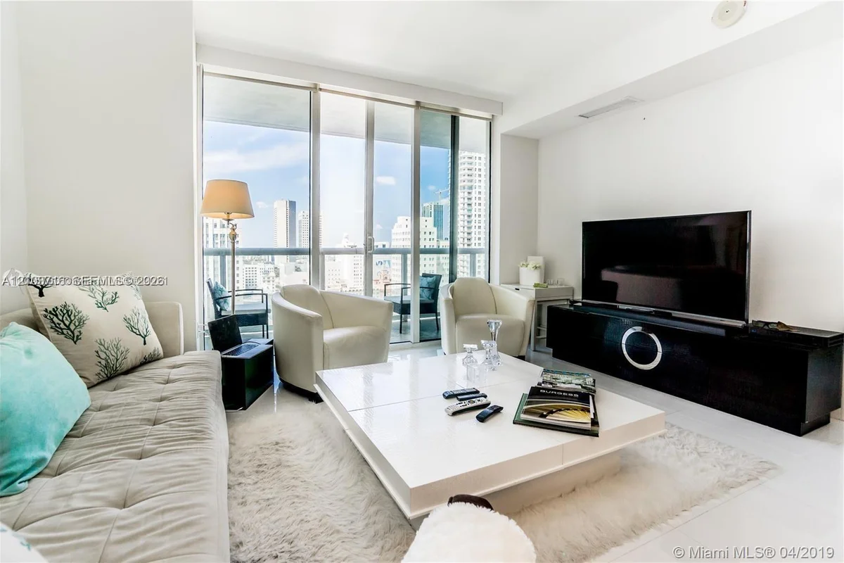 50 Biscayne Blvd #1807, Miami: photo 1 of 14