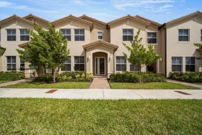Townhouse in Homestead: photo 1 of 12