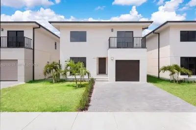 House in Florida City: photo 1 of 27