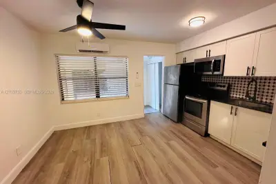 2036 NE 26th St #2, Wilton Manors: photo 1 of 9