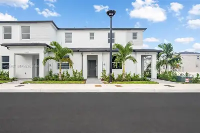 11011 SW 230 Ter, Miami: photo 1 of 25