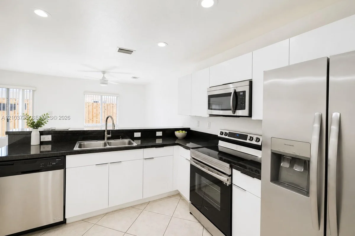 324 NE 3rd St #C, Hallandale Beach: photo 1 of 18