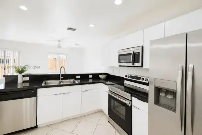 324 NE 3rd St #C, Hallandale Beach: photo 1 of 18