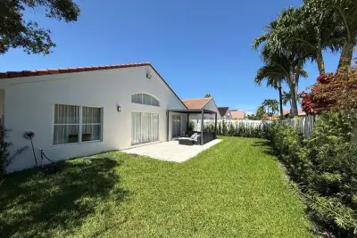 3380 SW 50th St, Hollywood: photo 1 of 12