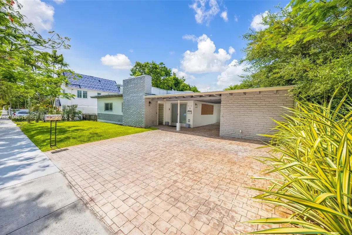 910 NE 81st St, Miami: photo 1 of 32