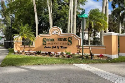 Condo in Hialeah: photo 1 of 8
