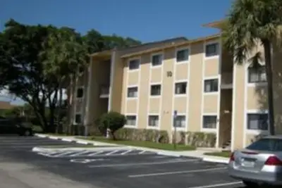 211 Palm Cir E, Pembroke Pines: photo 1 of 2