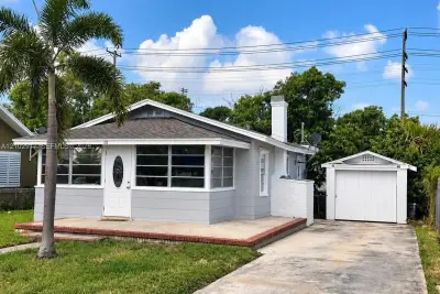 111 S B St, Lake Worth: photo 1 of 4