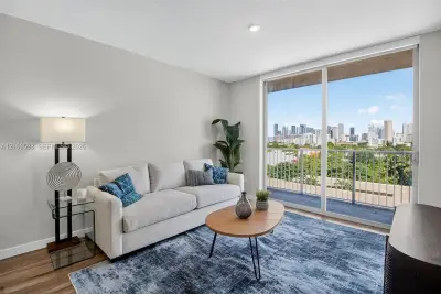 1110 NW 1st St #608, Miami: photo 1 of 7