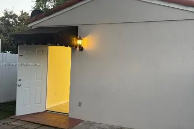 54 SW 62nd Ct #2, Miami: photo 1 of 6