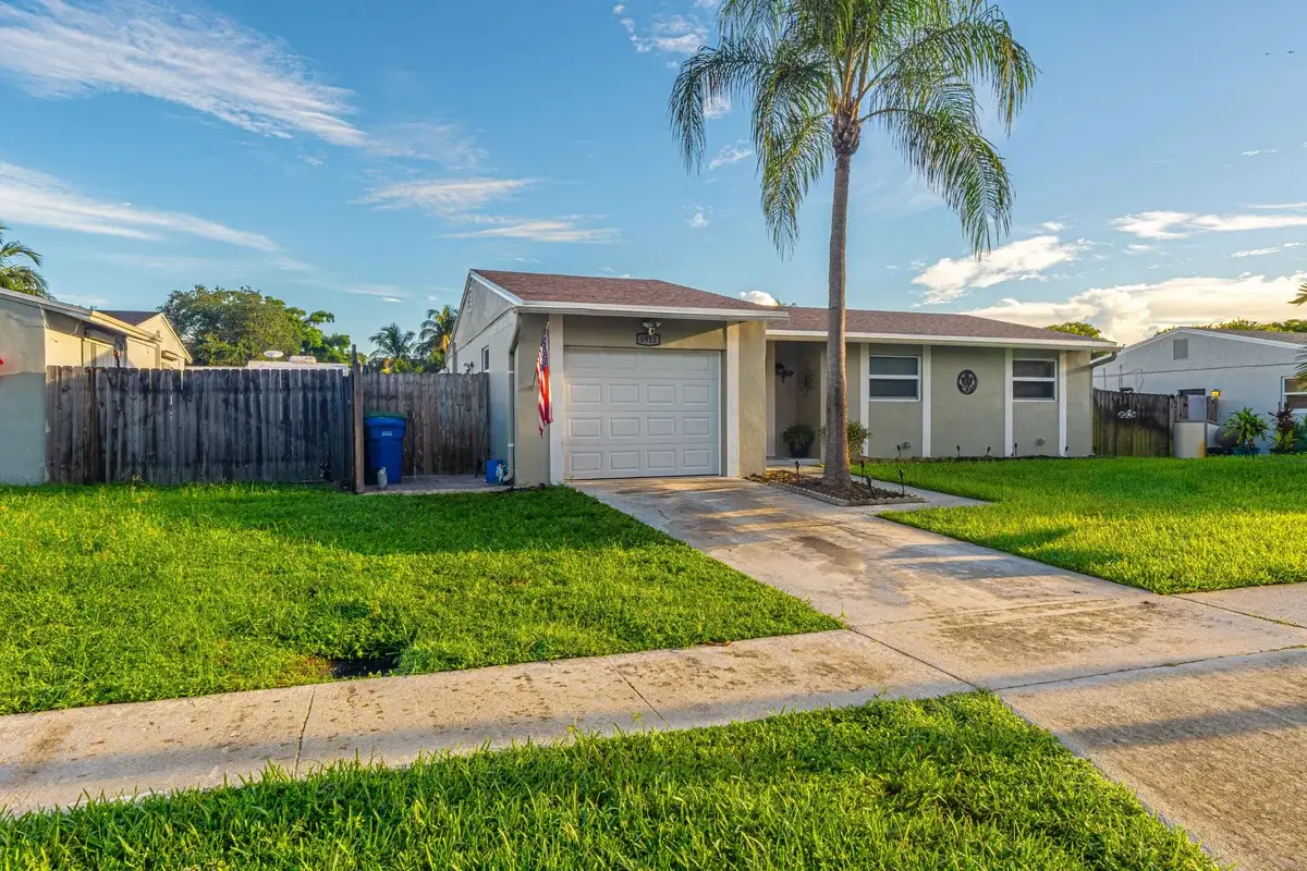 6911 SW 1st Ct, Margate: photo 1 of 34