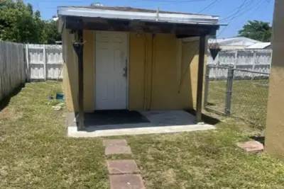 1487 NE 180th St, North Miami Beach: photo 1 of 4