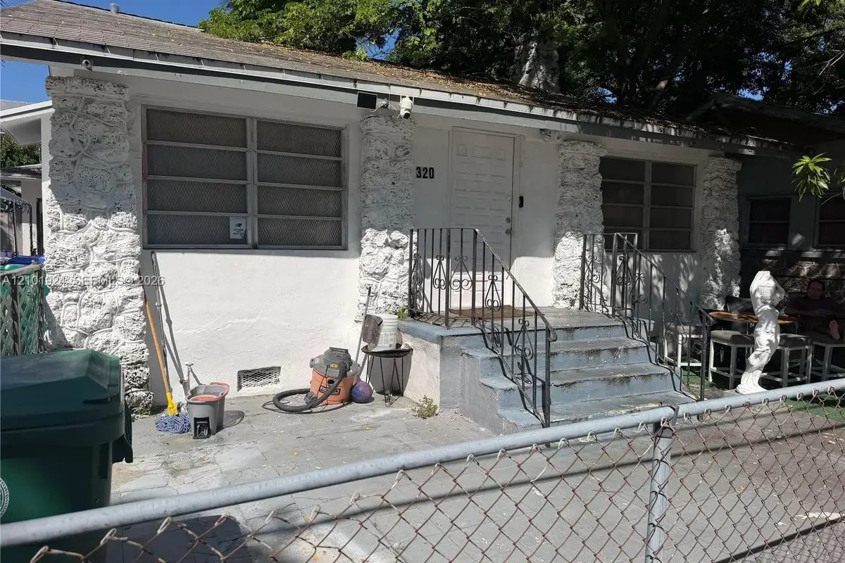 320 NW 11th Ave, Miami: photo 1 of 7