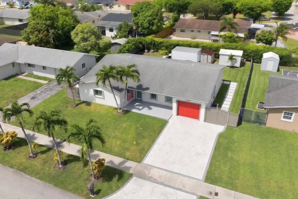 16820 SW 108th Ave, Miami: photo 1 of 31