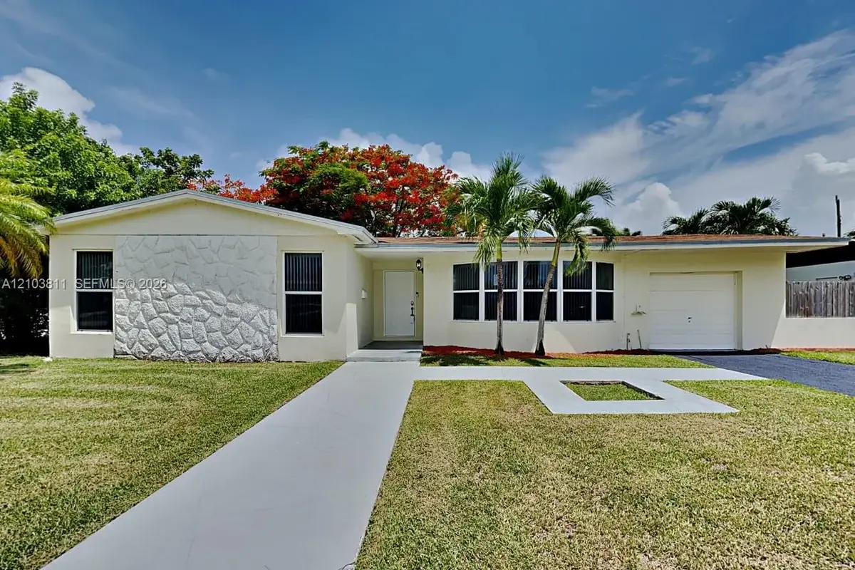 House in Cutler Bay: photo 1 of 17