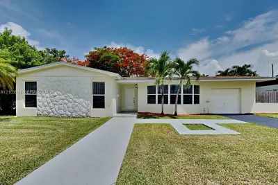 House in Cutler Bay: photo 1 of 17