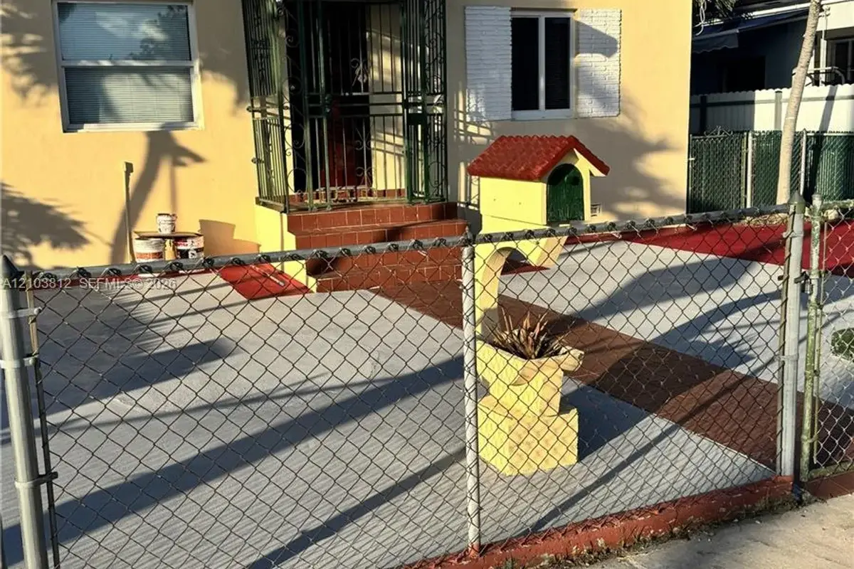3445 NW 2nd St, Miami: photo 1 of 4