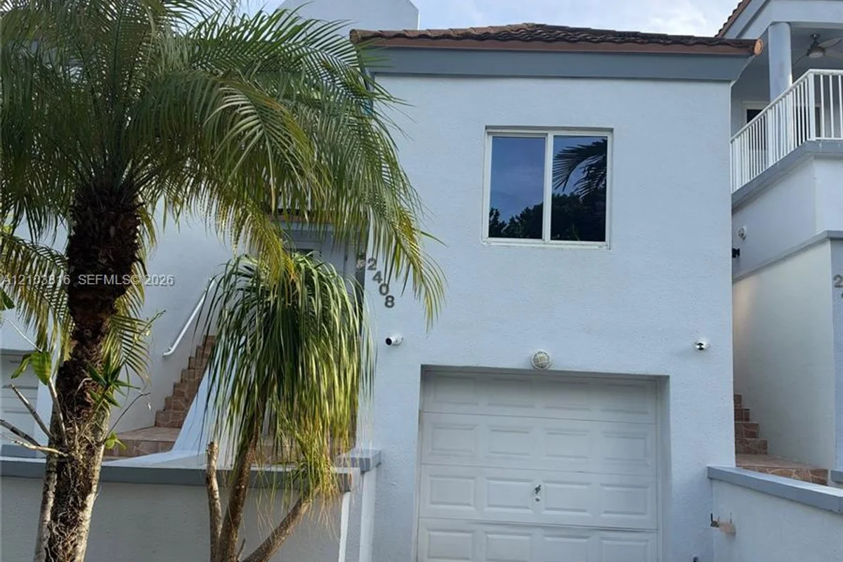 2408 NE 135th St, North Miami: photo 1 of 23