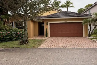 5292 SW 38th Ave, Hollywood: photo 1 of 21