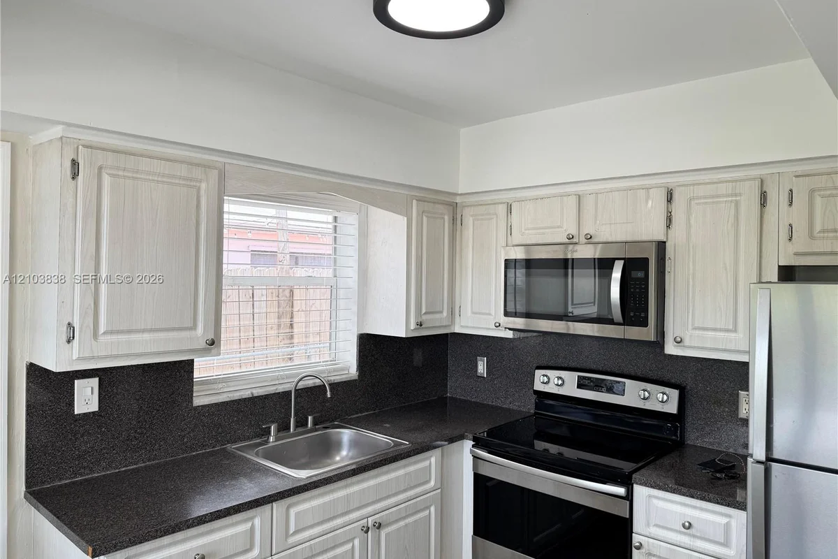 200 SW 10th St, Hallandale Beach: photo 1 of 16