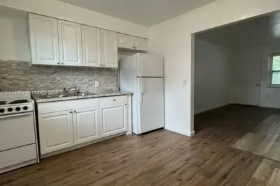 1460 NW 95th St, Miami: photo 1 of 7