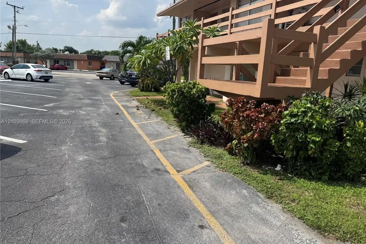 3000 NW 43rd Ter #106, Lauderdale Lakes: photo 1 of 9