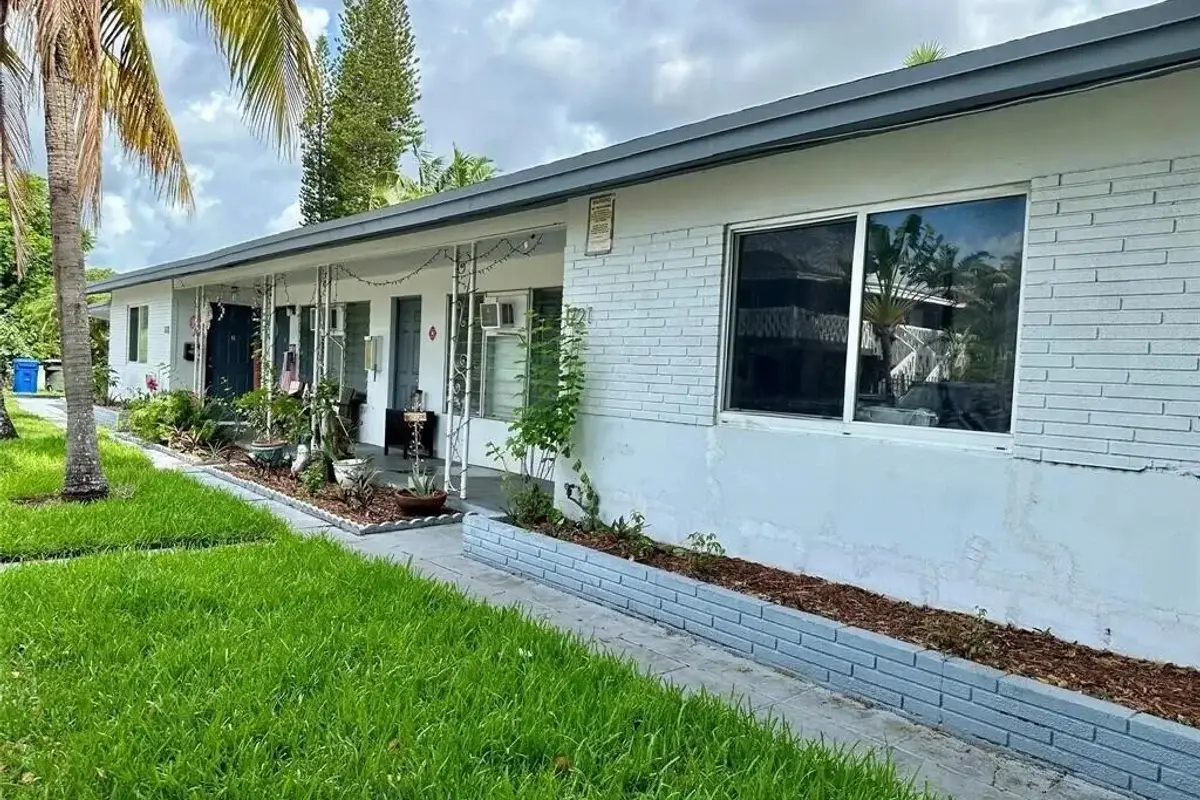 1721 NE 9th St #1-5, Fort Lauderdale: photo 1 of 7