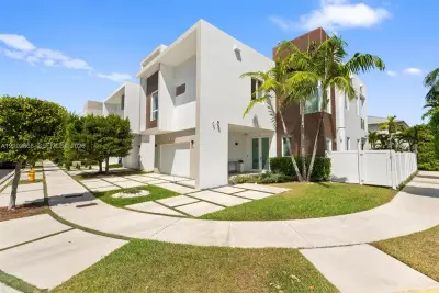 10431 NW 68th Ter, Doral: photo 1 of 55