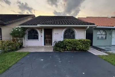 5640 W 20th Ct, Hialeah: photo 1 of 14