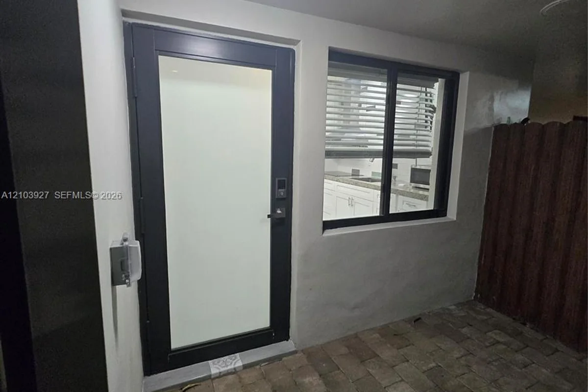 930 NW 32nd Pl #right side, Miami: photo 1 of 10