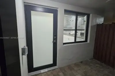 930 NW 32nd Pl #right side, Miami: photo 1 of 10