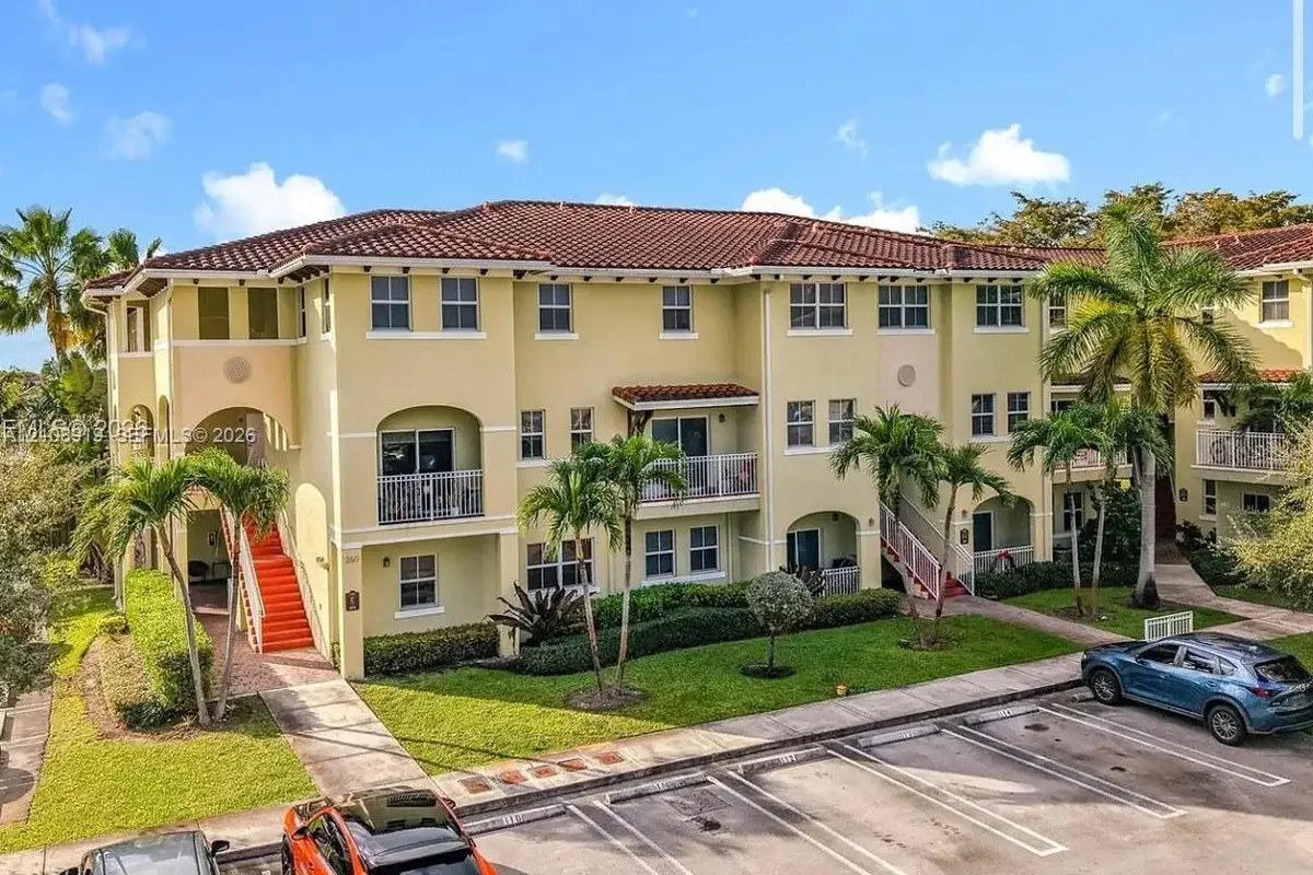 210 NW 109th Ave, Miami: photo 1 of 3