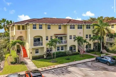 210 NW 109th Ave, Miami: photo 1 of 3