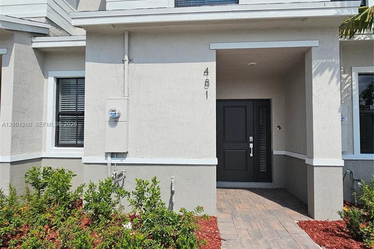 481 NE 15th St, Florida City: photo 1 of 14