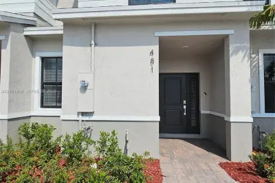 481 NE 15th St, Florida City: photo 1 of 14