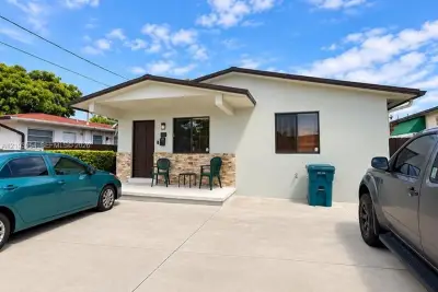 1709 NW 5th St, Miami: photo 1 of 10