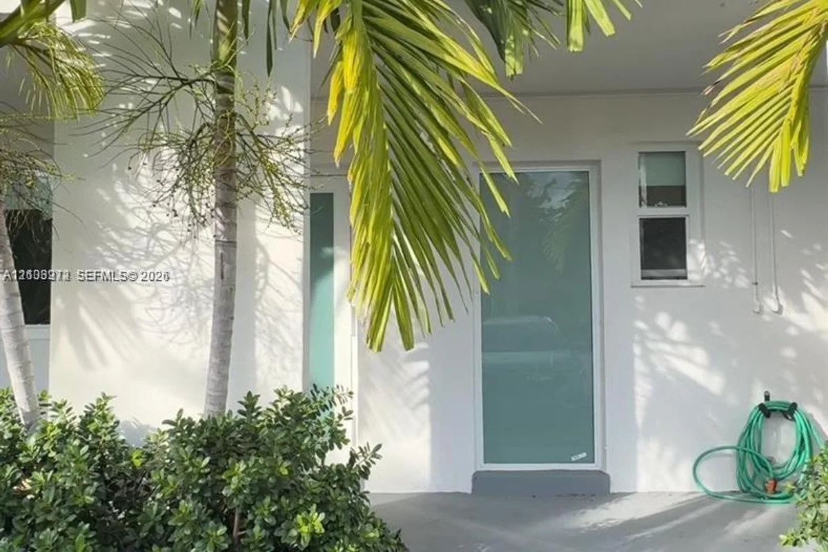 1385 NE 105th St #2, Miami Shores: photo 1 of 10