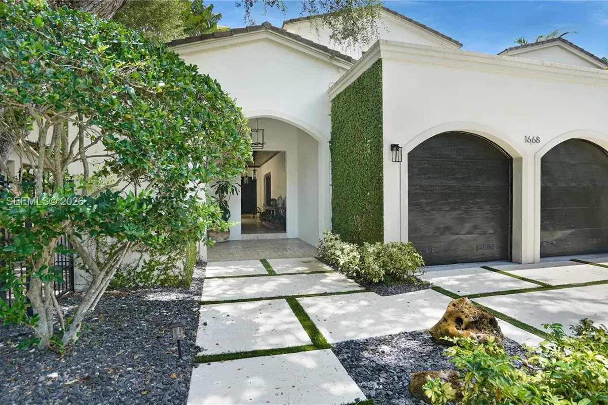 1668 Micanopy Ave, Miami: photo 1 of 98