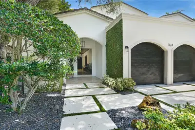 1668 Micanopy Ave, Miami: photo 1 of 98