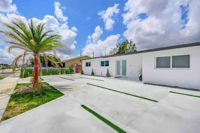 3530 SW 104th Ave #1, Miami: photo 1 of 24