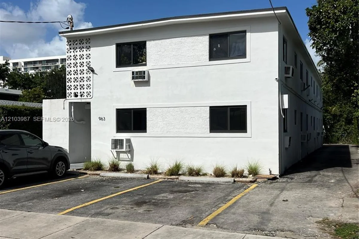 963 NW 5th St #1, Miami: photo 1 of 9
