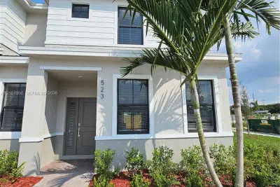 523 NE 15th St, Florida City: photo 1 of 12
